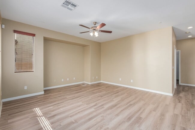 Building Photo - Spacious 4 bedroom home with full bath and...