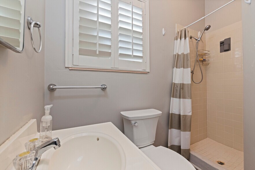 Building Photo - 106 25th Ave NE