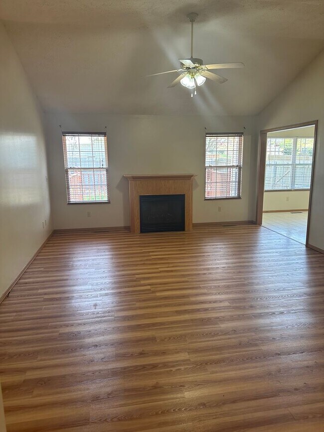 Building Photo - Beautiful Brick Home in Willard!