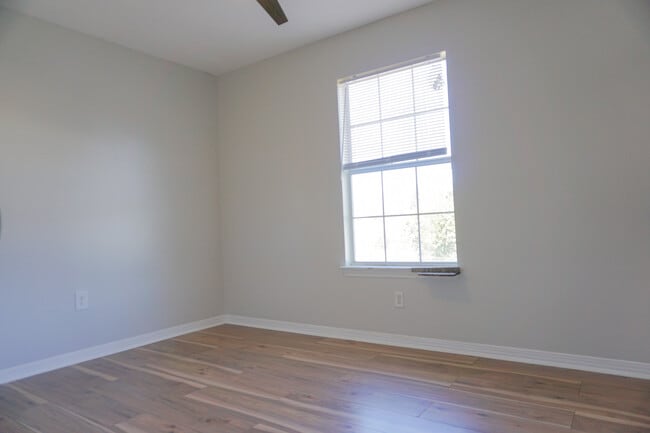 Building Photo - 6 Flora Cove