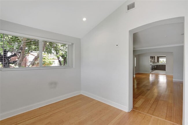Building Photo - 375 SW 20th Rd