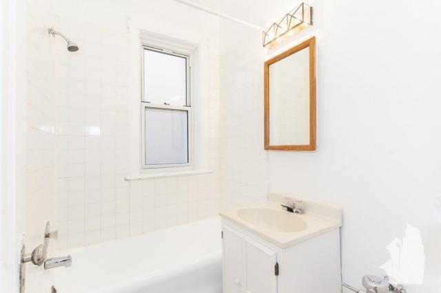 Building Photo - 1 bedroom in Chicago IL 60657