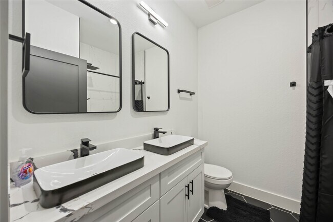 Building Photo - 964 Lucky St