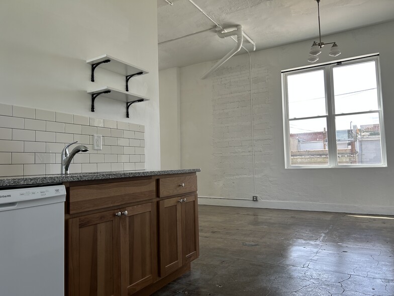 Building Photo - 111 N Walnut St