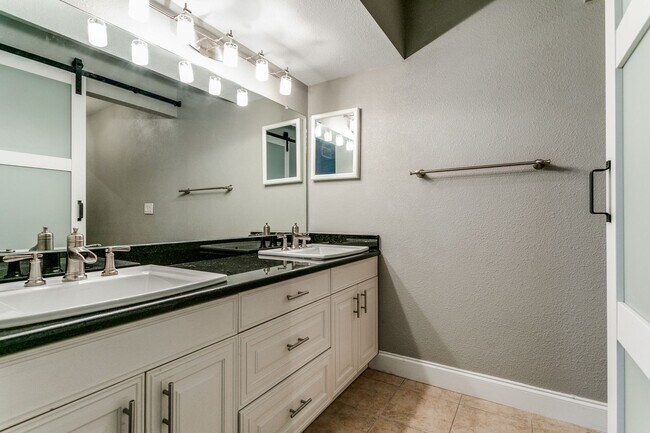 Building Photo - 2-BEDROOM CONDO AT OLMOS PARK TOWNHOMES