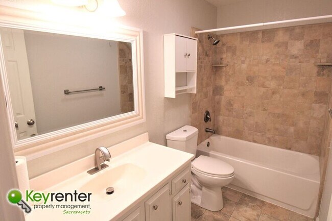 Building Photo - 8312 Camelback Ct