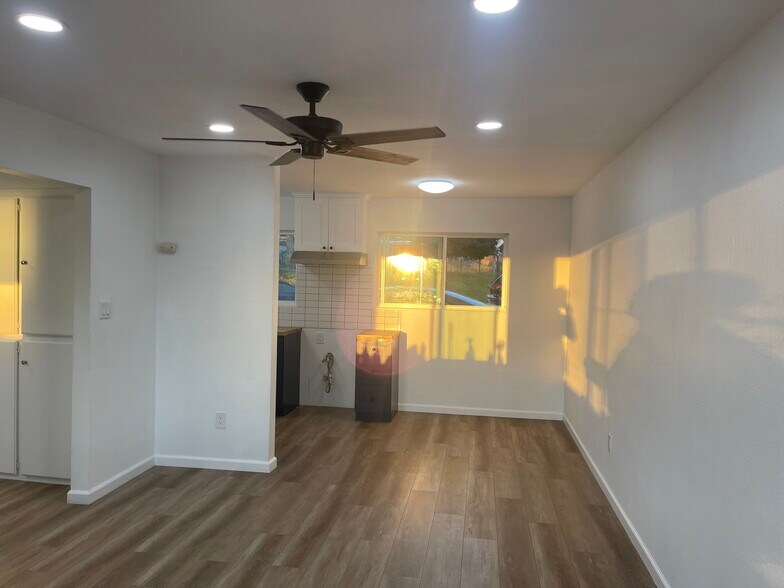 Dining area - 2290 Lewis Ave