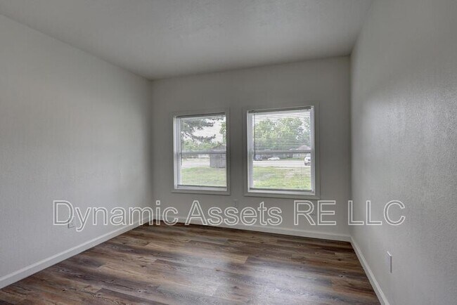 Building Photo - 208 E Park St