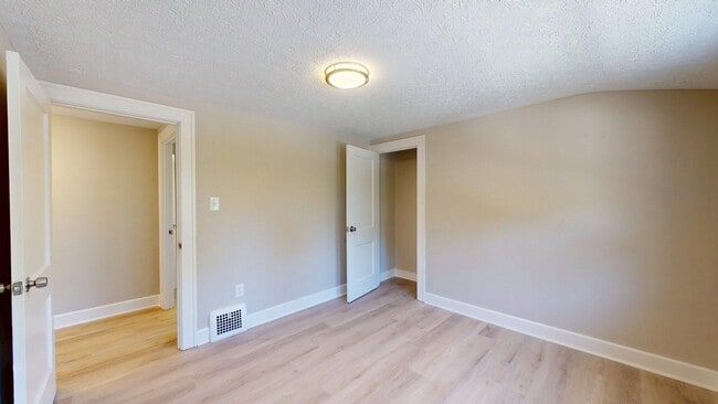 Building Photo - South Euclid Beauty - 3 bedroom Single Fam...