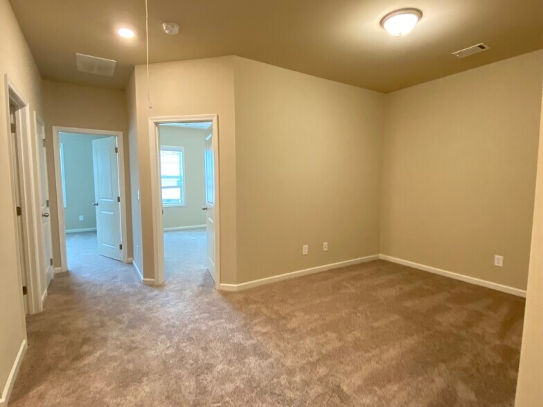Building Photo - 2844 Weyhill Trl