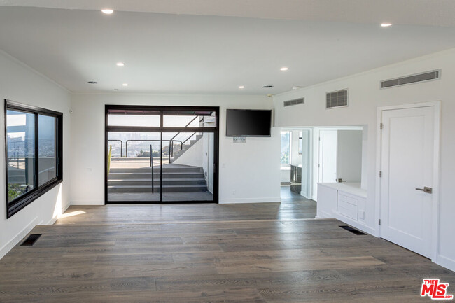 Building Photo - 8424 Grand View Dr