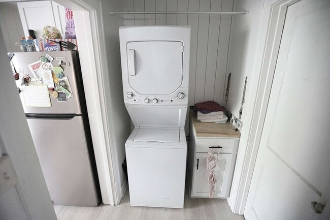 Building Photo - 826 Pennoyer Ave