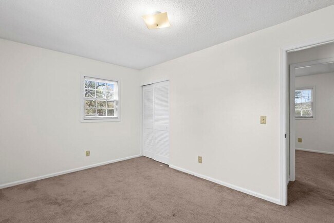 Building Photo - Country Living! Brick Ranch!