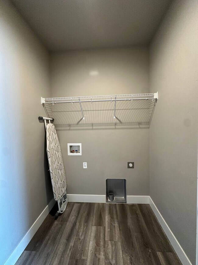 Building Photo - Beautiful Stone Creek Home | Open Layout, RV Parking & Private Pool Access