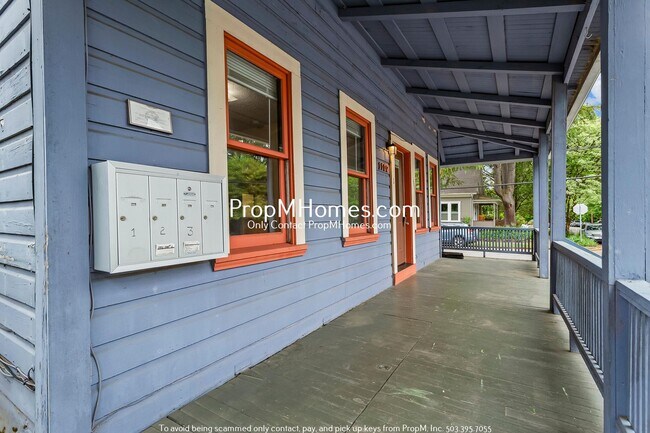 Building Photo - 1102 SE Umatilla St