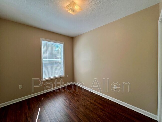 Building Photo - 8 Zell Ln