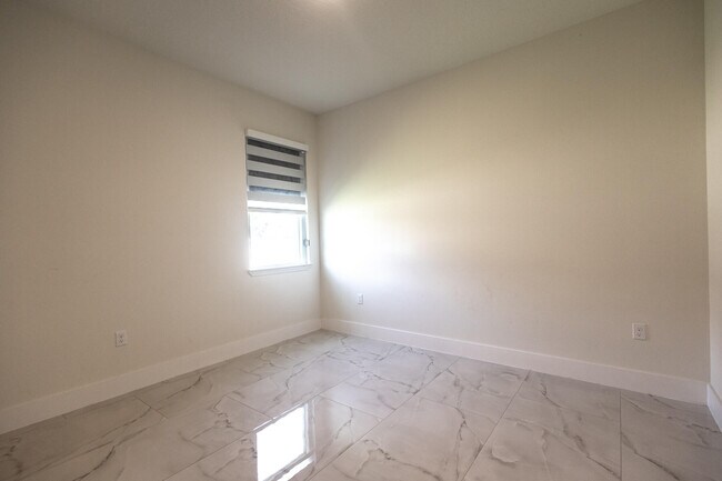 Building Photo - 2149 SW Susset Ln