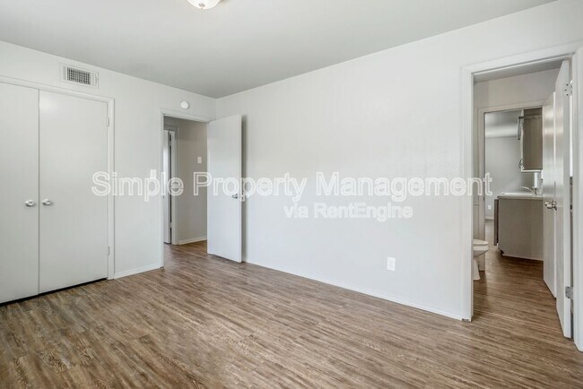 Building Photo - 3221 Beechwood Dr