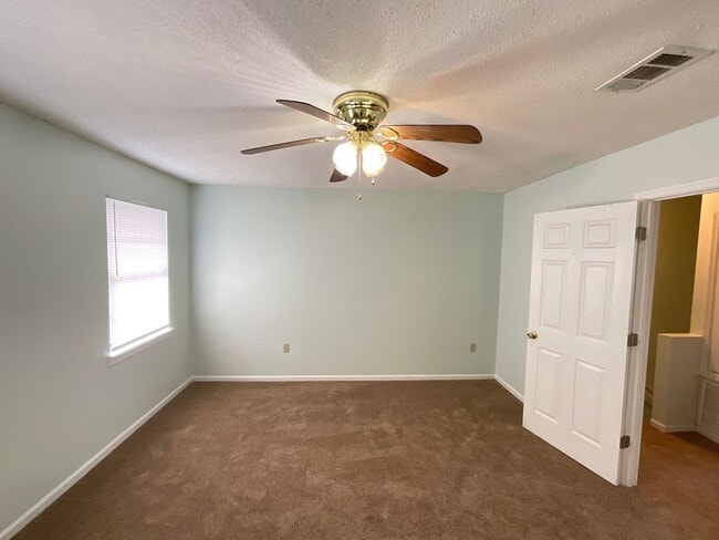 Building Photo - 3924 Miramar Ct