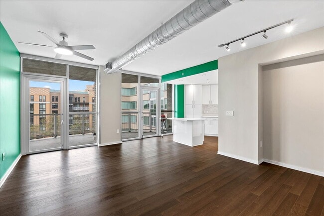 Building Photo - Experience Luxury Living in the Heart of Clarendon