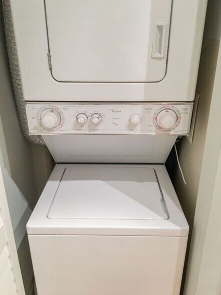 Building Photo - 626 W Roscoe St