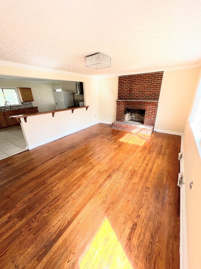 Building Photo - Charming 3 bedroom house