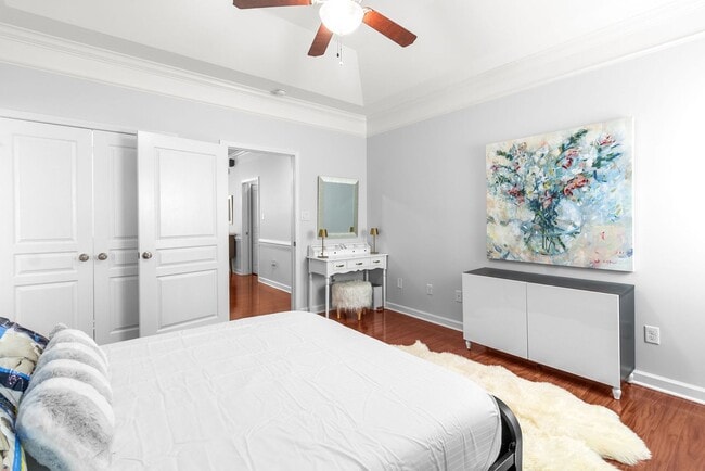 Building Photo - Furnished Townhome – All Inclusive | Gated...