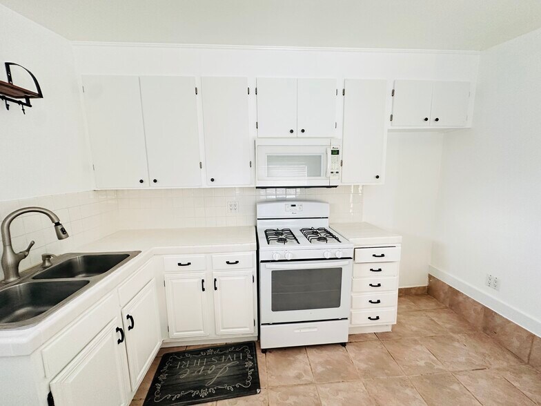 Building Photo - 7231 Vanalden Ave