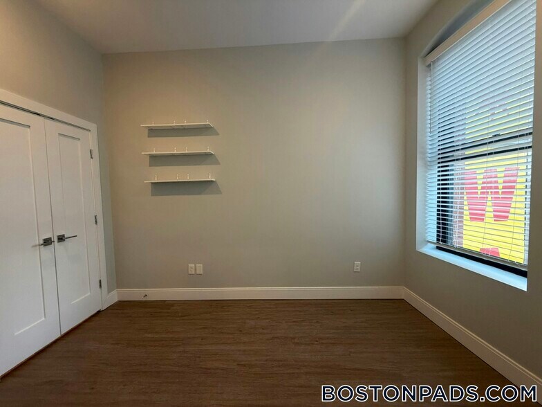 Building Photo - 517 Main St