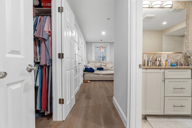 Building Photo - 98 Waltham St