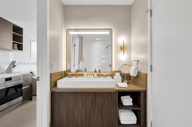 Building Photo - 601 NE 1st Ave