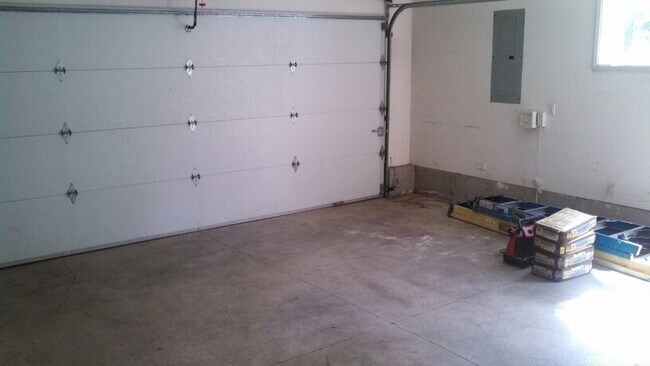 Building Photo - 3035 NE Buel Dr