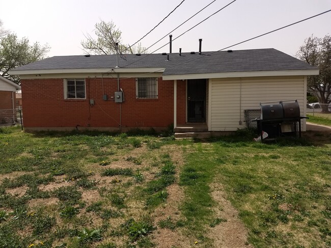 Building Photo - 920 Gardenia St