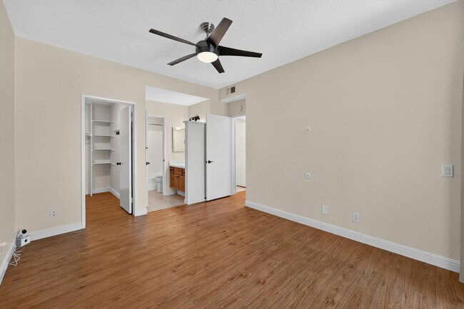 Building Photo - Spacious 2 Bed, 2 Bath Condo in Desirable Northwood