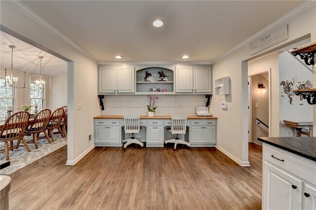 Building Photo - 443 Lakeshore Dr NW