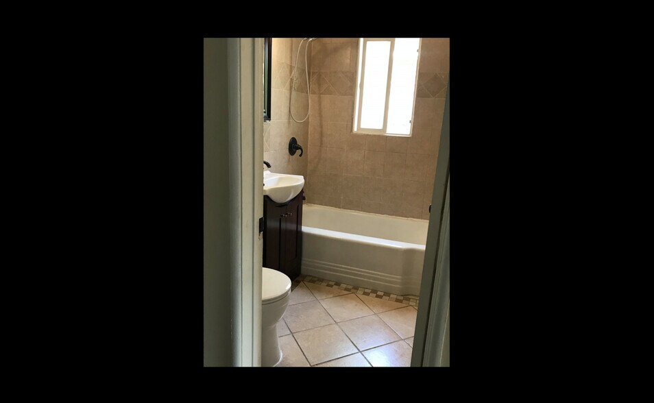 Bath - 2339 N Naomi St