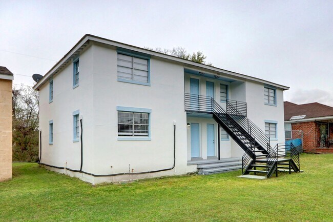 Building Photo - One block from Historic District - Renovated Two Bedroom