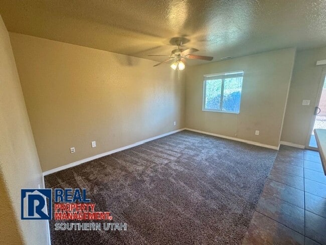 Building Photo - Hidden Valley Townhome