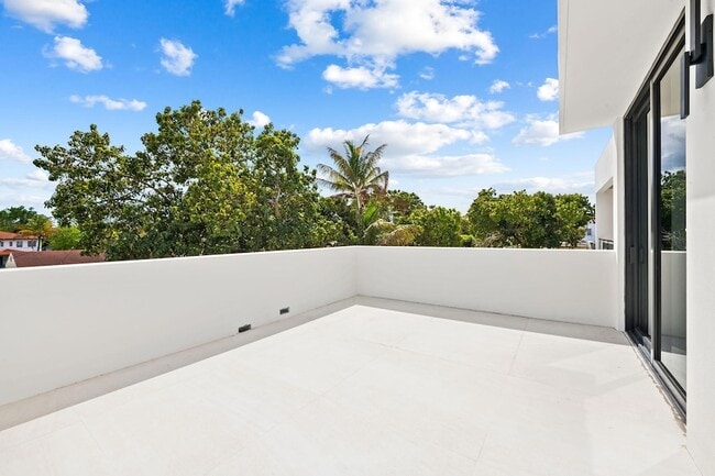 Building Photo - 2324 SW 26th St