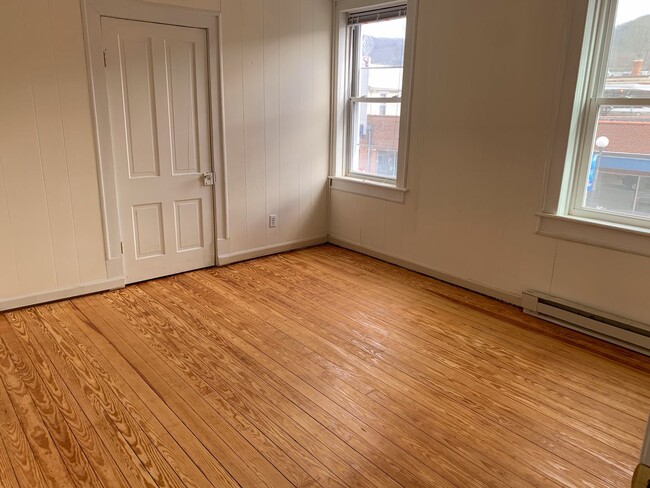 Building Photo - Downtown Buena Vista 2nd floor apartment 5BR, 1 Ba