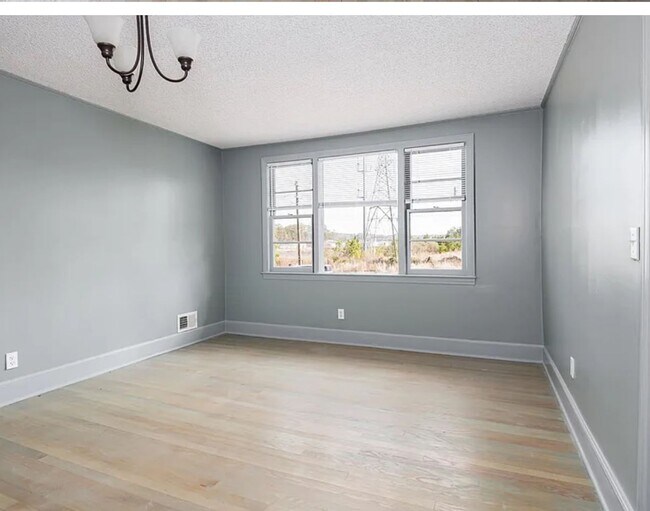 Building Photo - Cute Updated West Columbia HOME