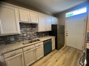 Building Photo - 4/4 Duplex in the Baylor Bubble!