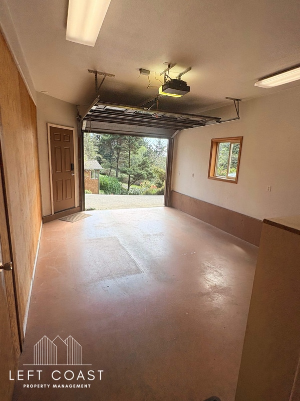 Building Photo - 7205 SW Burl Dr