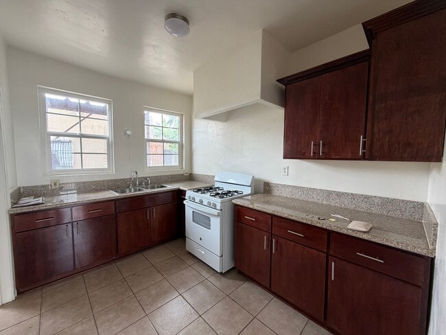 Building Photo - Mid-City 2 Bedroom 1 Bath Gem