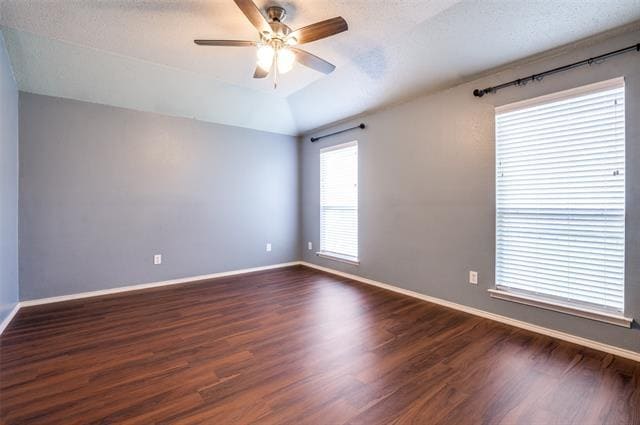 Building Photo - 900 Topaz Dr