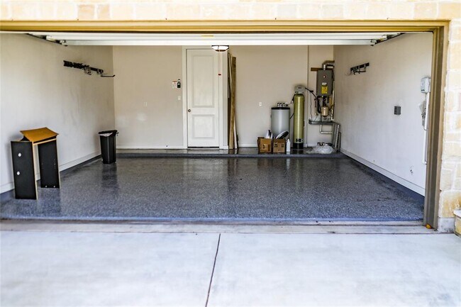 Building Photo - 112 Rosebush Dr