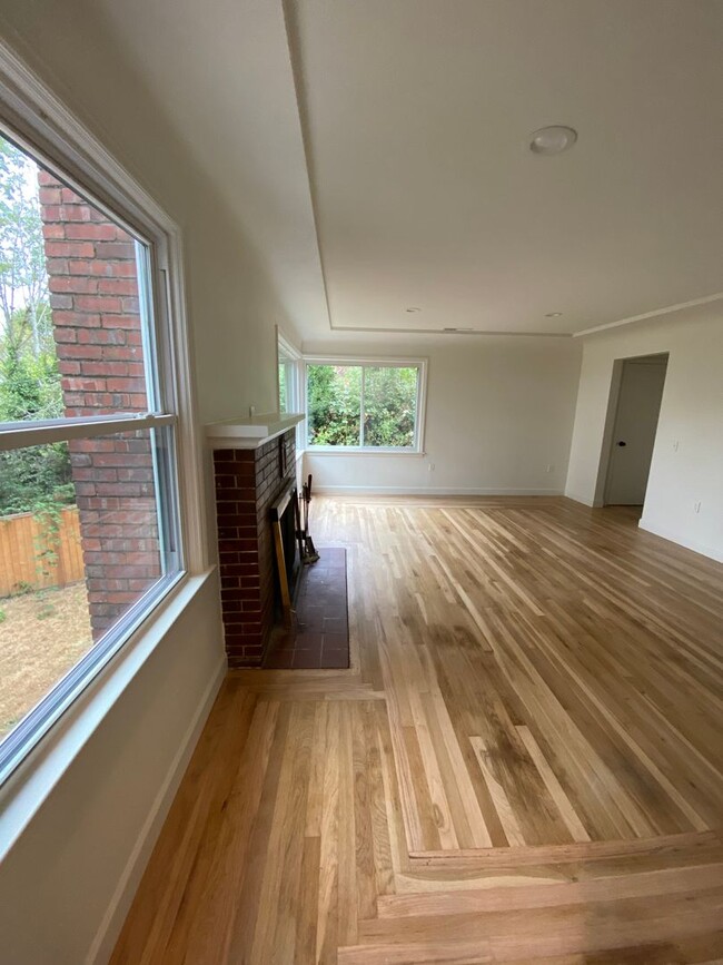 Building Photo - Remodeled Seattle Home on a corner lot, Av...