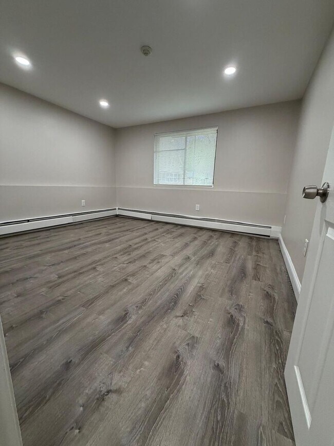 Building Photo - Fully Renovated 2 Bed with Heat, Hot Water and gas for cooking included