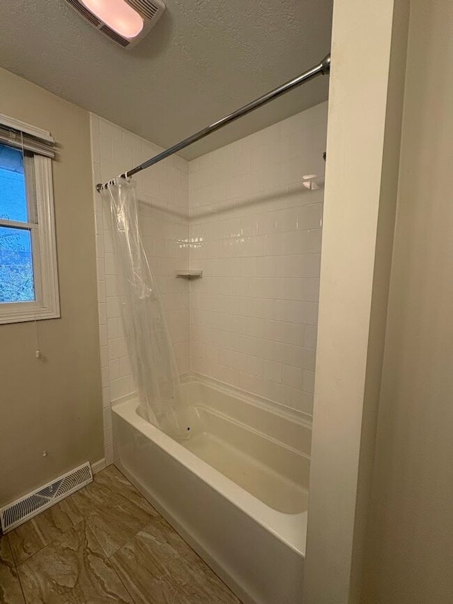 Building Photo - Beautiful and spacious 3 bedroom 2.5 bathroom townhome available for rent