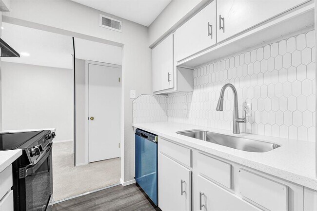 Building Photo - 6410 Del Monte Dr